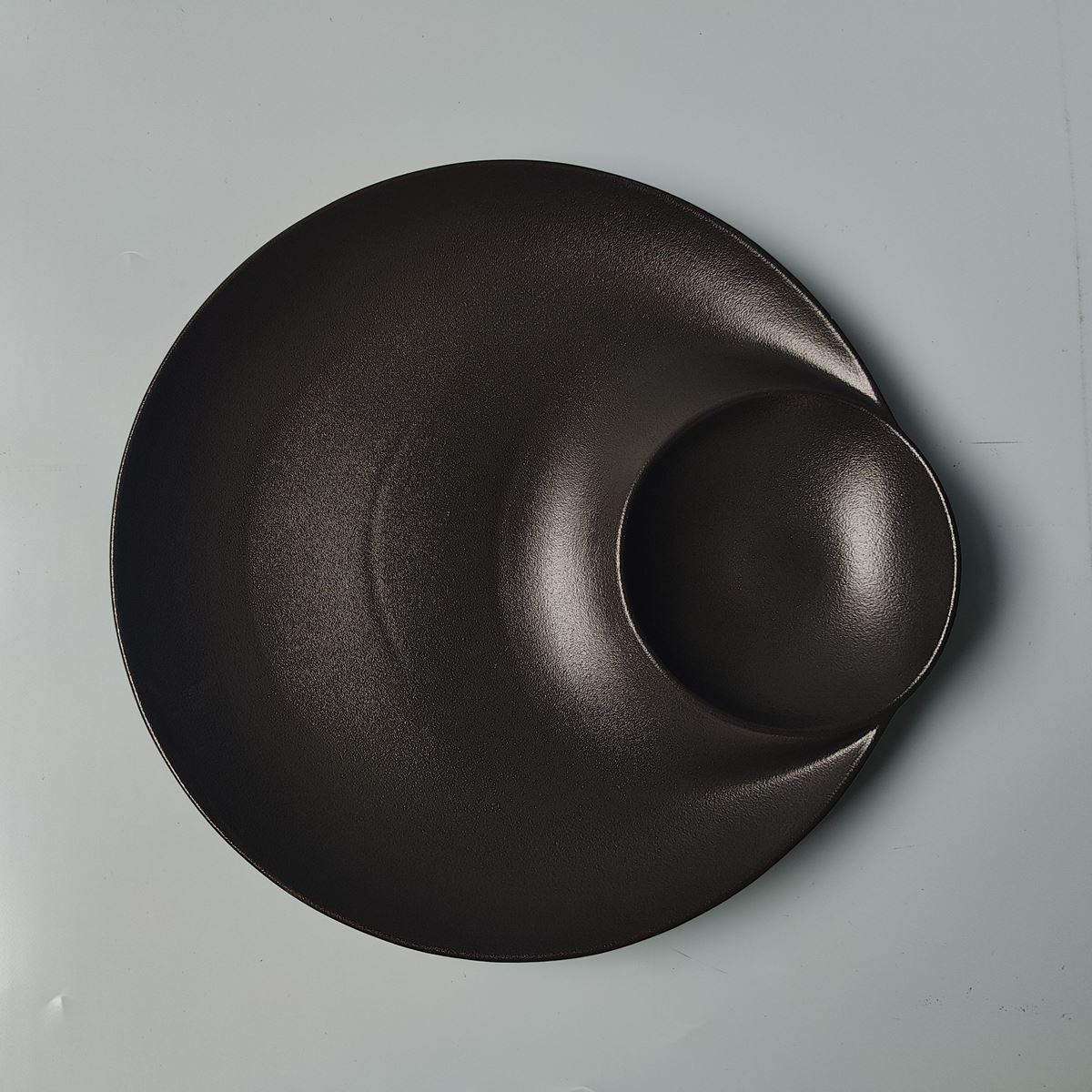 Assiette ronde noire avec compartiment à sauce 'Palace Plus'