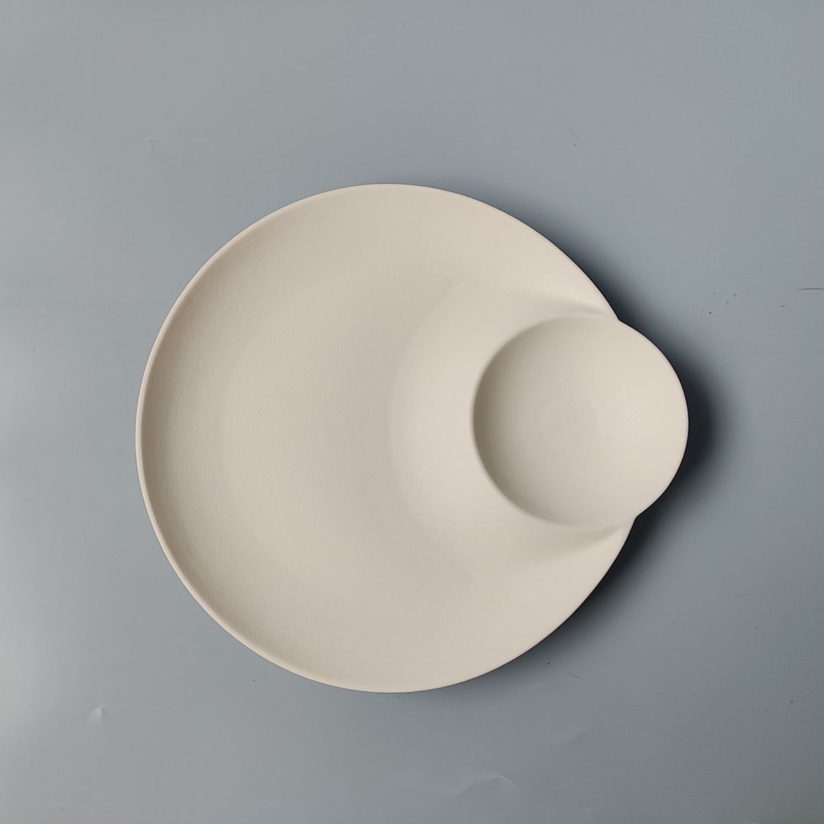 Assiette ronde blanche avec compartiment à sauce 'Palace Plus'