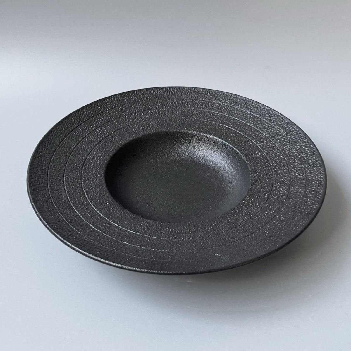 Assiette à pâtes ronde noire 'Palace Plus'