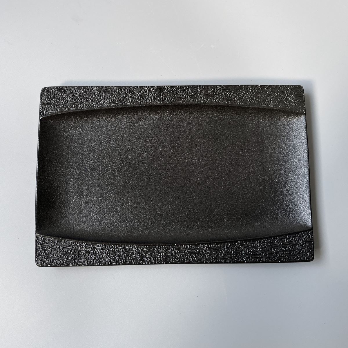 Assiette rectangulaire noire 'Palace'