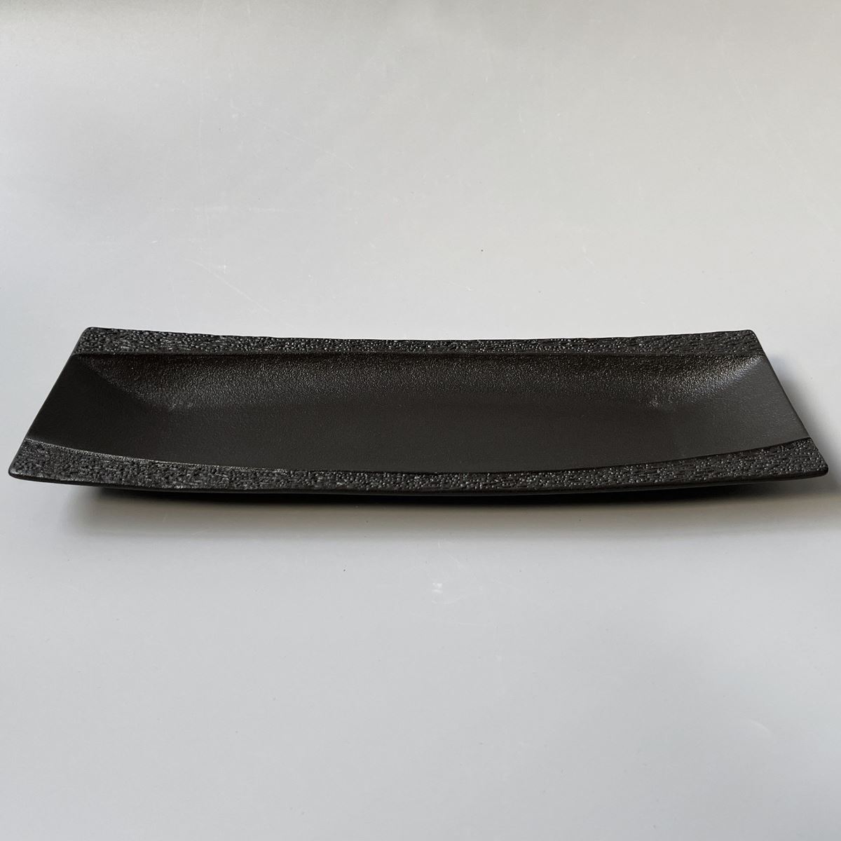 Assiette rectangulaire étroite noire 'Palace'